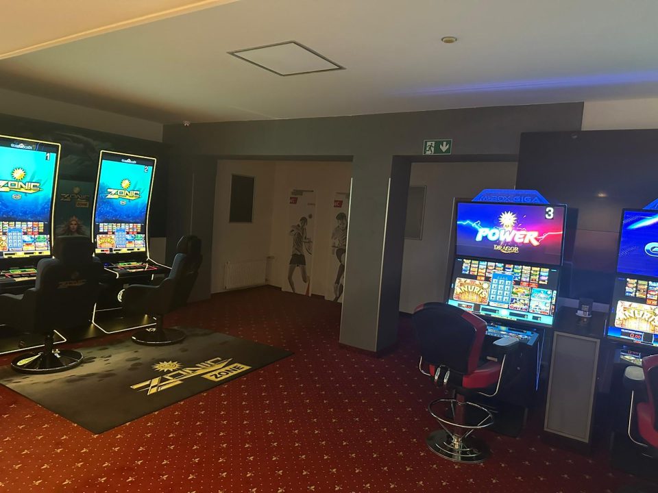 Blick durch den Spielsaal der Spielhalle Mülheim mit Zonic-Zone und M-Box-Geräten